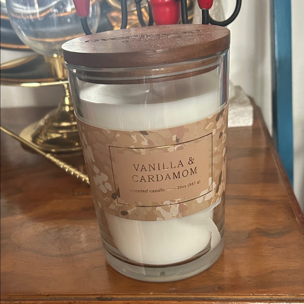 Vanilla & Cardamom Scented Candle with Wooden Lid